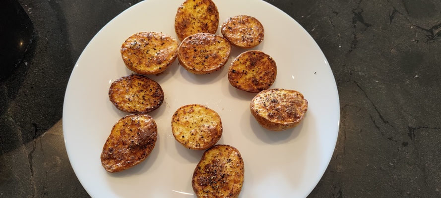 Potatoes that has been roasted in an airfrier